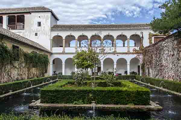 Granada 109 - Generalife - Patio del Cipres.jpg